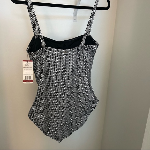 NWT DKNY Geometric Patterned Women’s One Piece Swimsuit - Picture 3 of 15